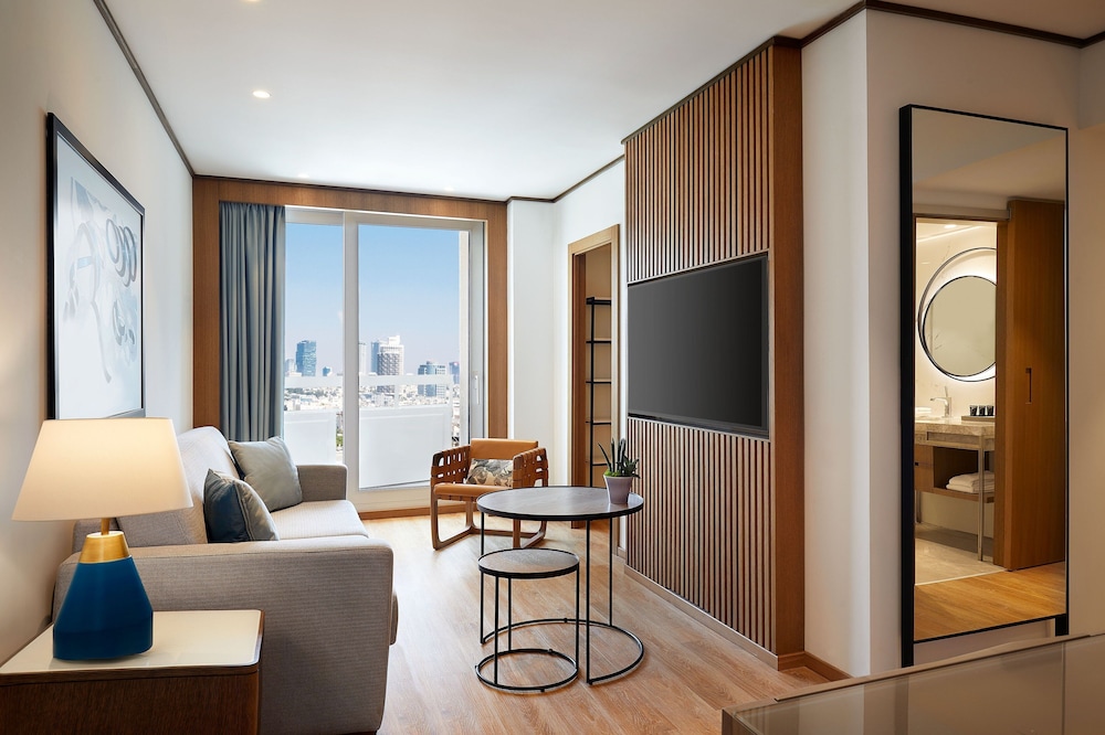 Junior Suite, 1 Double Bed, City View - Photo 3