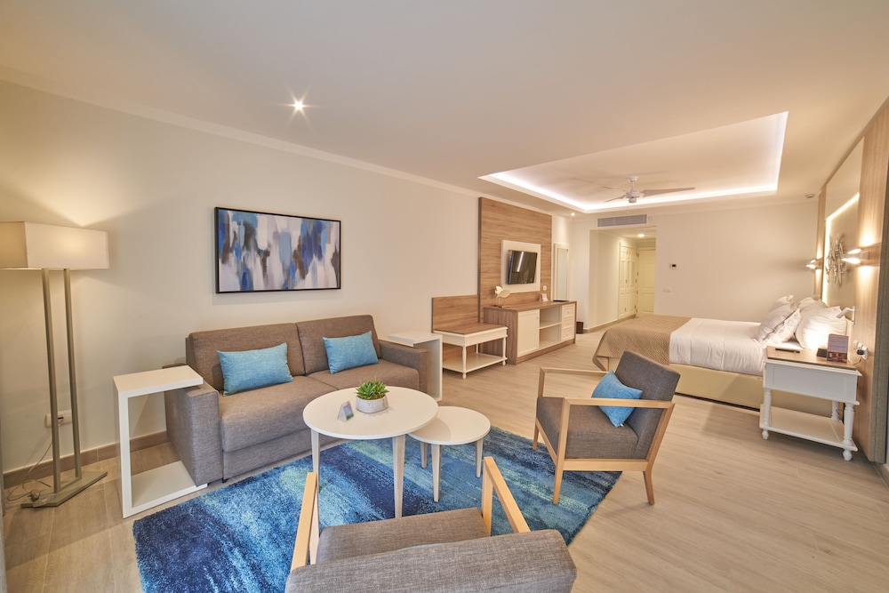 Junior Suite (Deluxe Swim Up Corner) photo 3