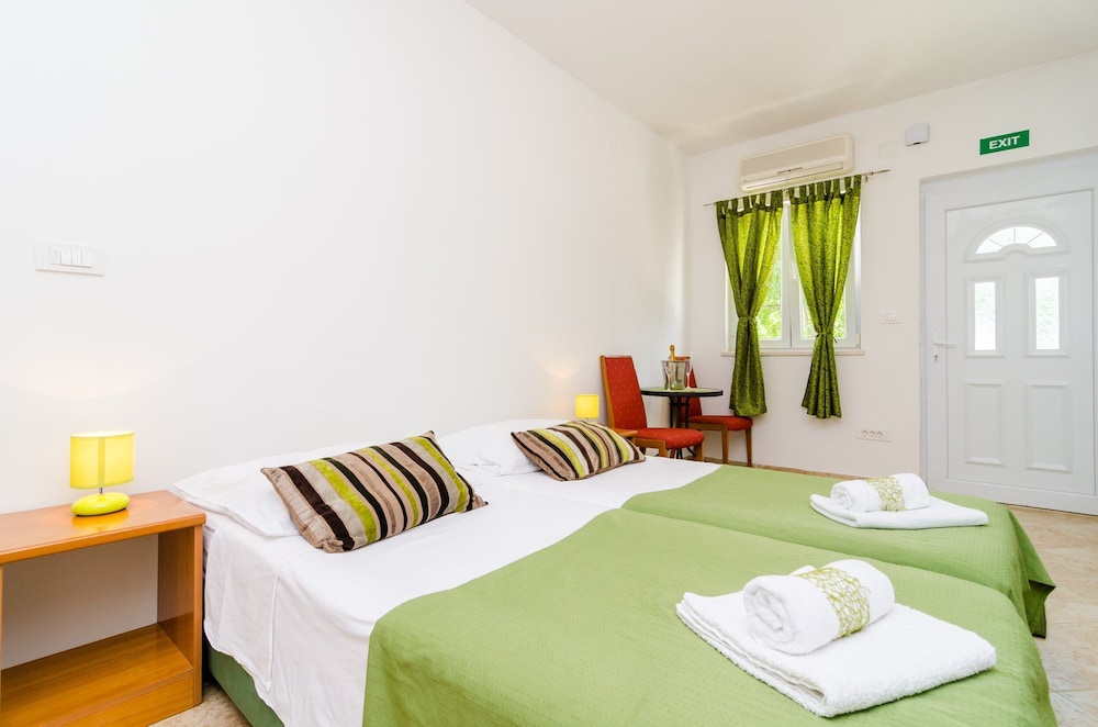 Studio (Studio Apartment With Terrace)
