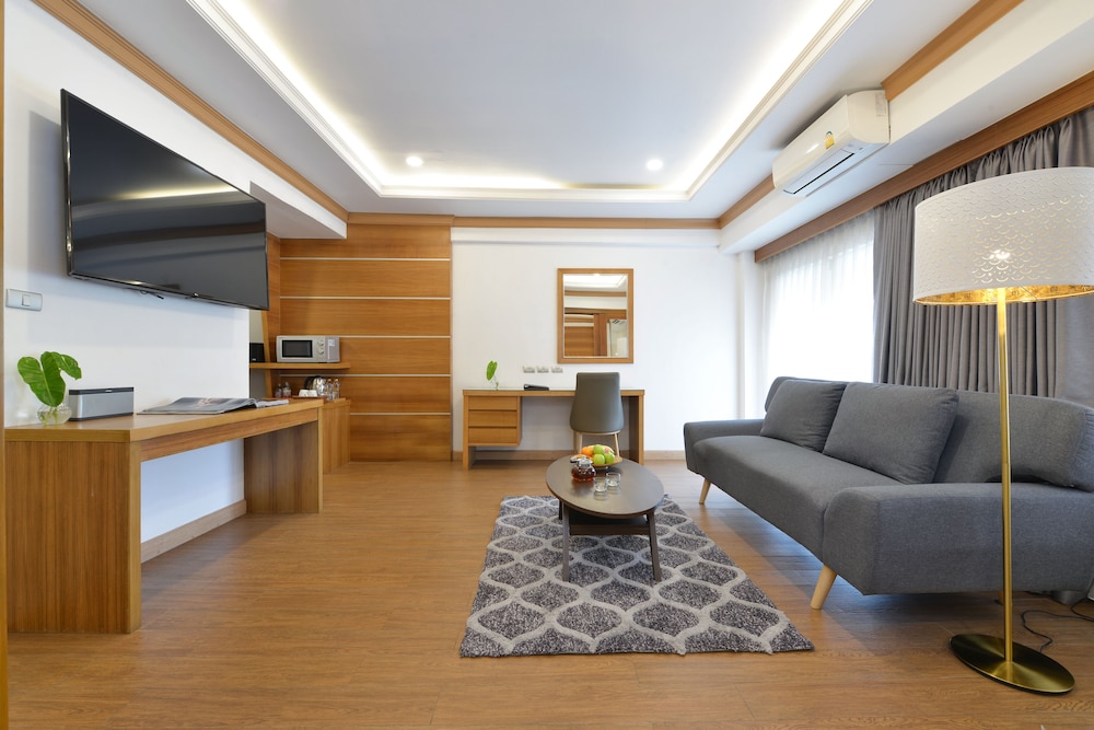 1 Bed Room Suite with Living area thumbnail 6