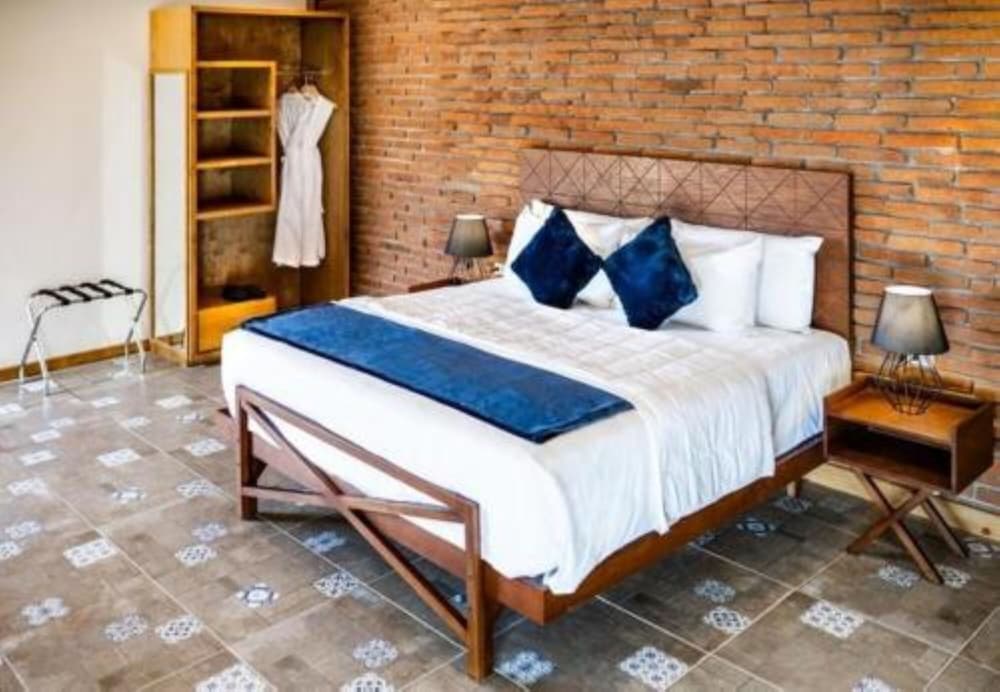 Deluxe Single Room, 1 King Bed, Accessible, Pool View photo 2