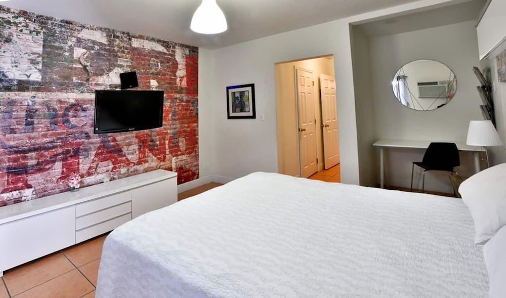 Trendy Vibrant Chic One bedroom with One Queen Bed photo 1