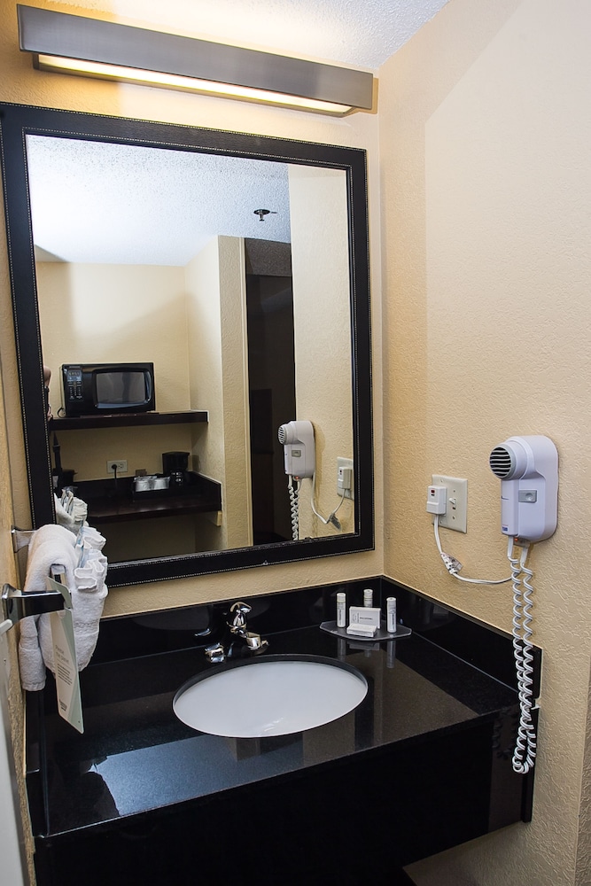 Room, 2 Queen Beds (Mobility/Hearing Accessible, Tub) - Photo 3