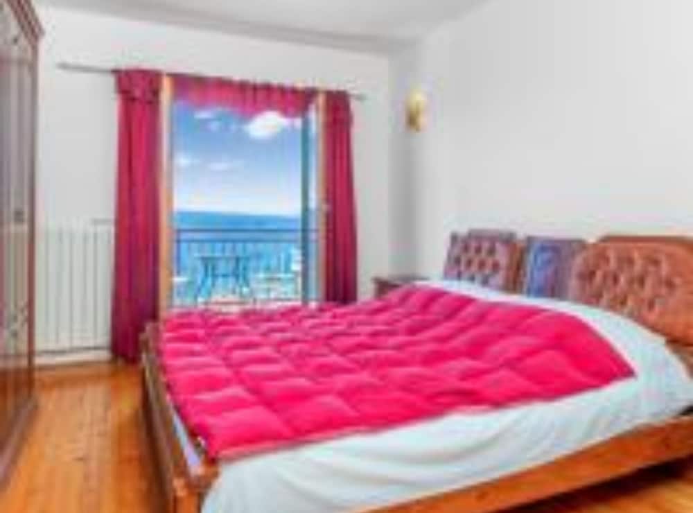 Apartment (Three Bedroom Apartment with Balcony )