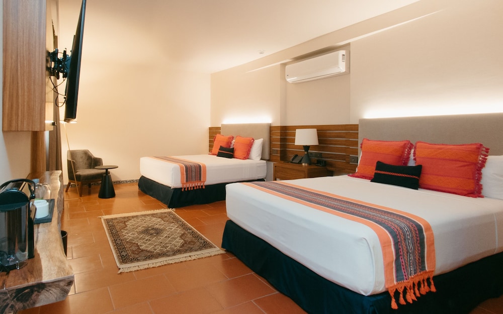 Standard Double Room, 2 Queen Beds - Photo 1