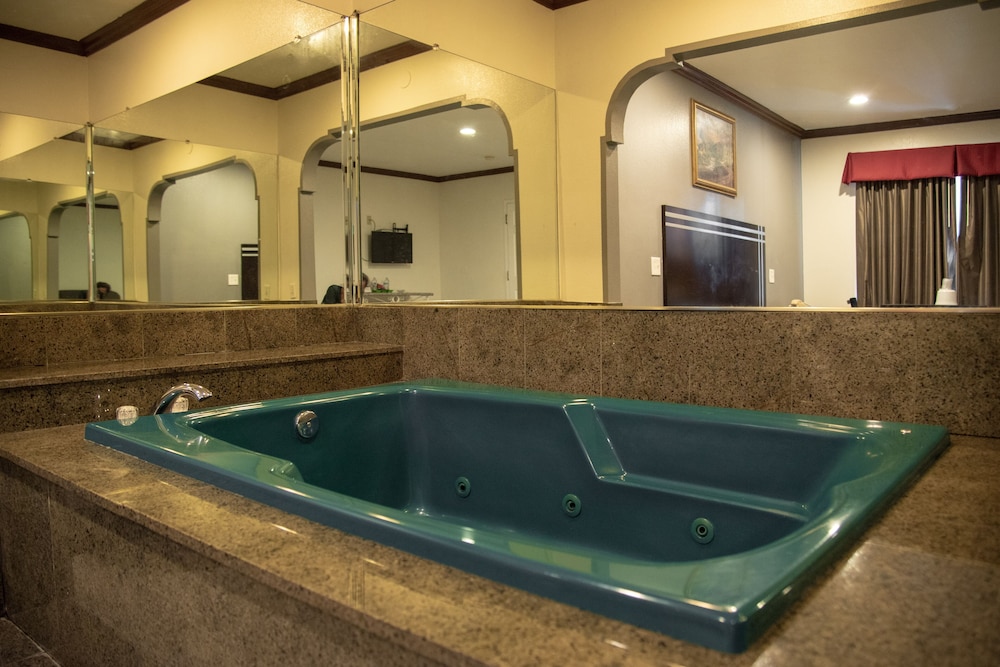 Room, 1 King Bed, Smoking, Jetted Tub