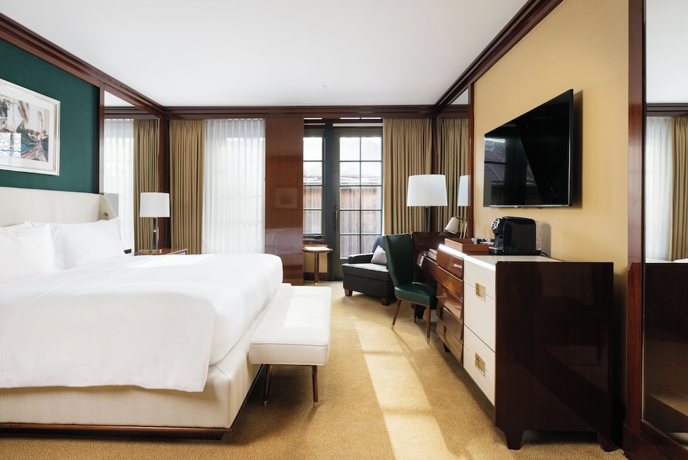 Premier Room, 1 King Bed, Patio thumbnail 6