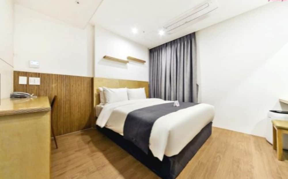 Standard Room, 1 Queen Bed photo 1