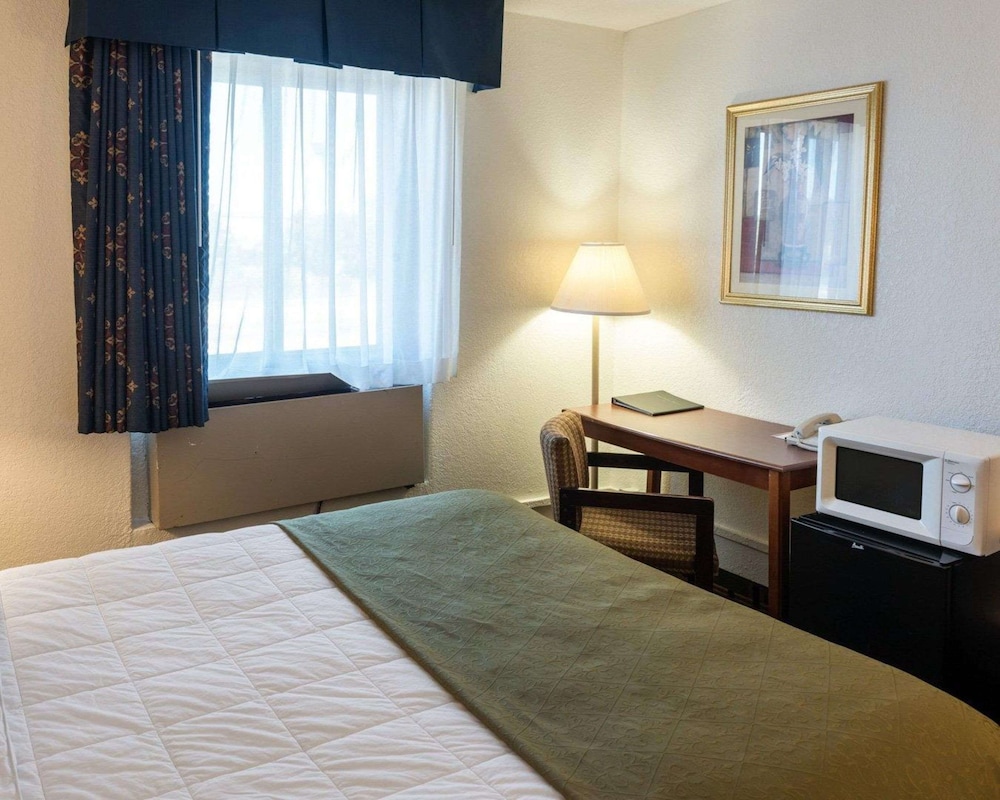 Standard Room, 1 Queen Bed, Non Smoking - Photo 4