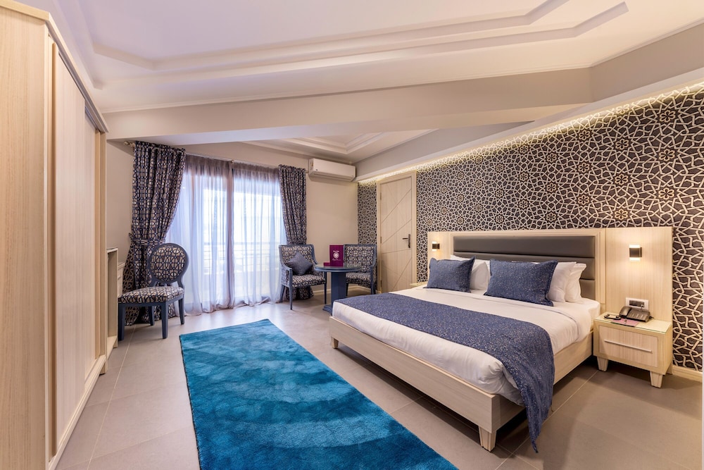 Deluxe Double Room, 1 King Bed, Smoking, City View