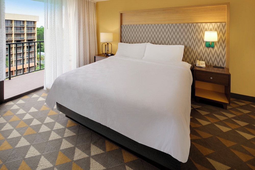 Suite, 1 King Bed with Sofa bed thumbnail 5