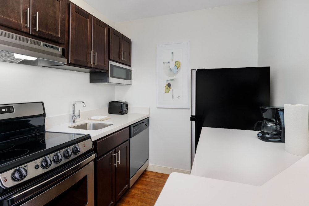 Suite, 2 Bedrooms - Photo 2