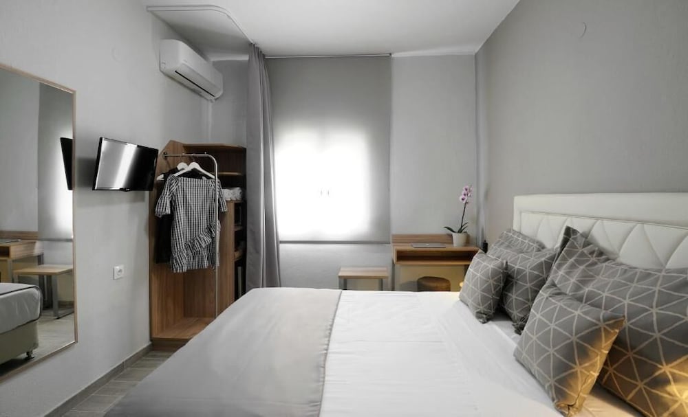 Double Or Twin Room (No Balcony) photo 2