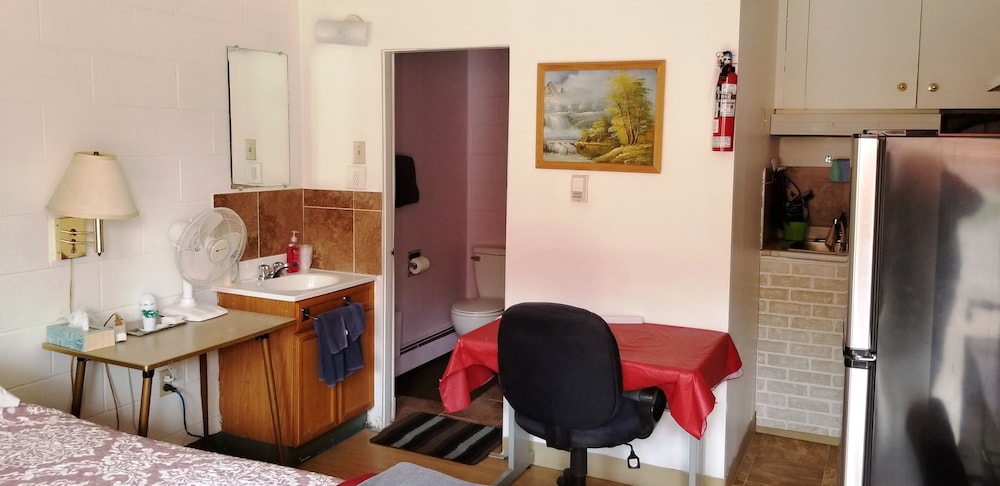 Standard Room, 1 Queen Bed photo 2