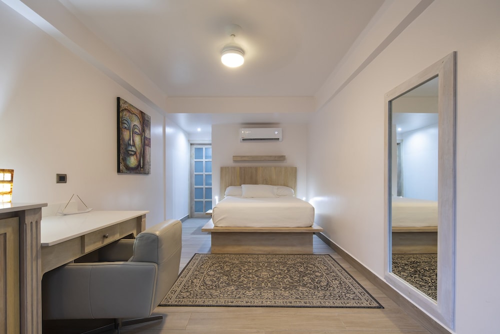 Room, 1 Queen Bed, Pool View photo 1