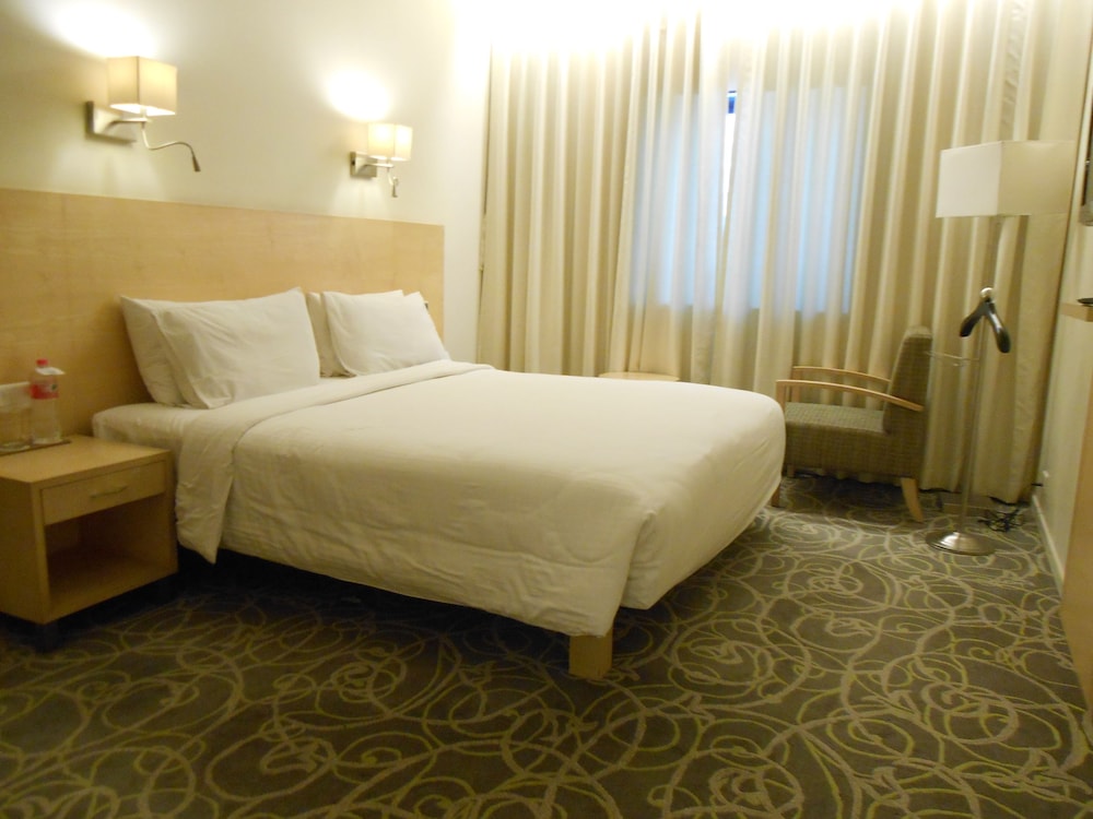 Suite - Photo 16