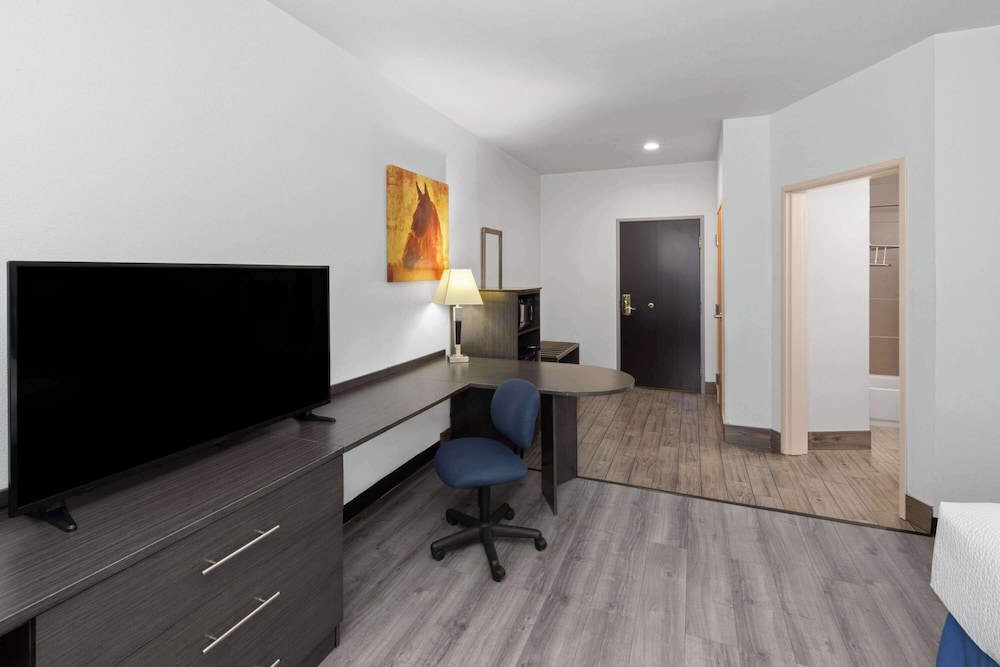 Deluxe Suite, 1 King Bed, Accessible, Non Smoking (Mobility/Hearing, Tub w/ Grab Bars) photo 3