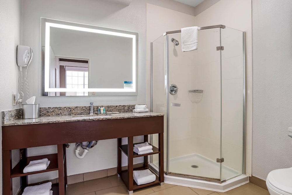 Suite, 1 King Bed with Sofa bed, Non Smoking, Jetted Tub (Upgrade) - Photo 3