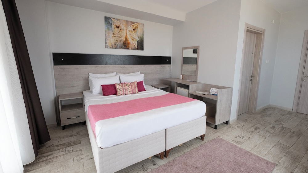 Deluxe Room with Balcony Sea View - Photo 11