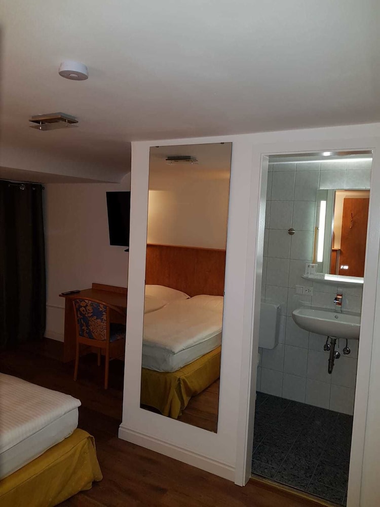 Basic Double Room photo 2