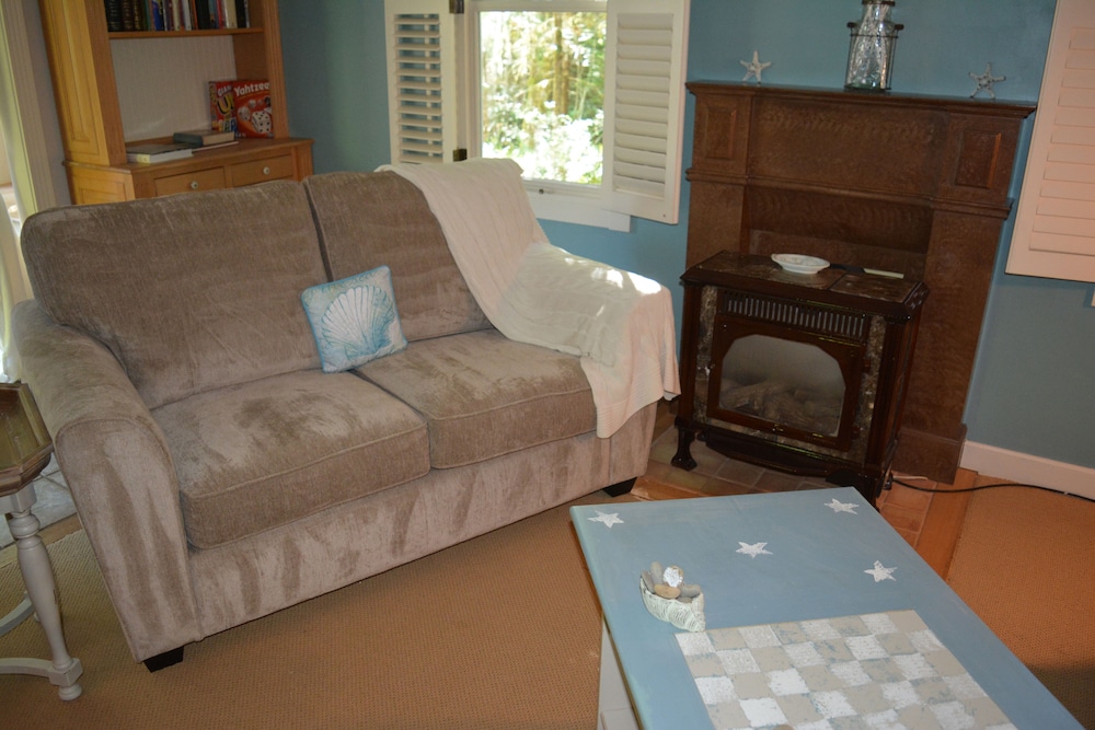 Romantic Cottage, 2 Bedrooms, Kitchen, Beach View photo 3