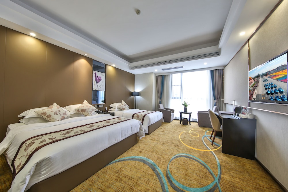 Room, 2 Double Beds, Smoking, Mountain View - Photo 1
