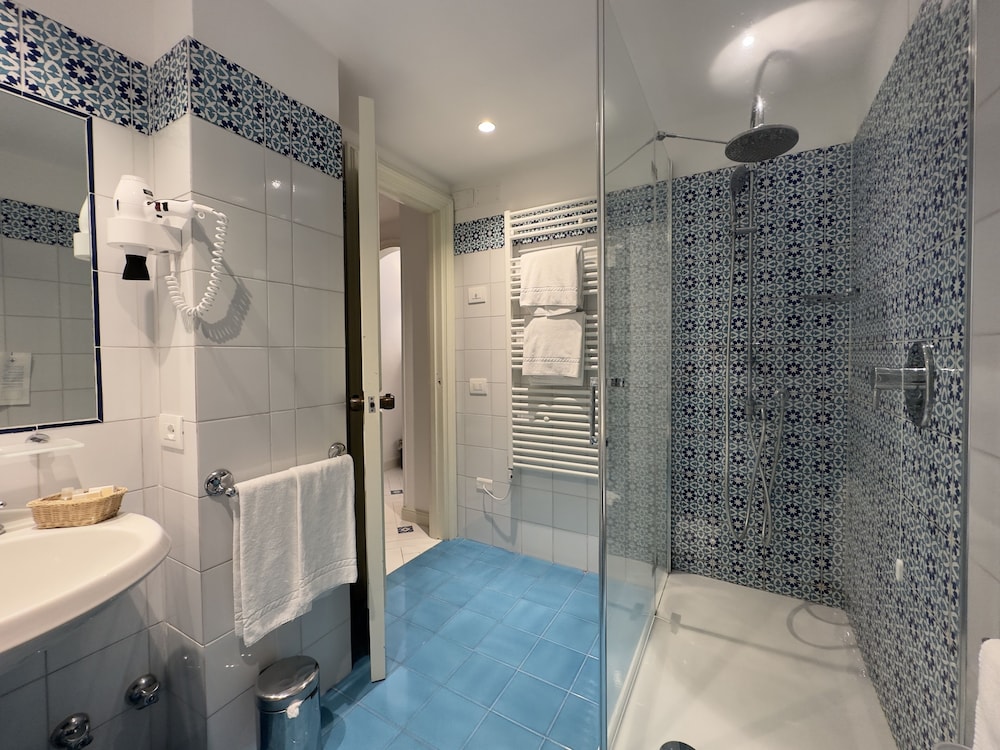 Standard Double or Twin Room, Balcony - Photo 3