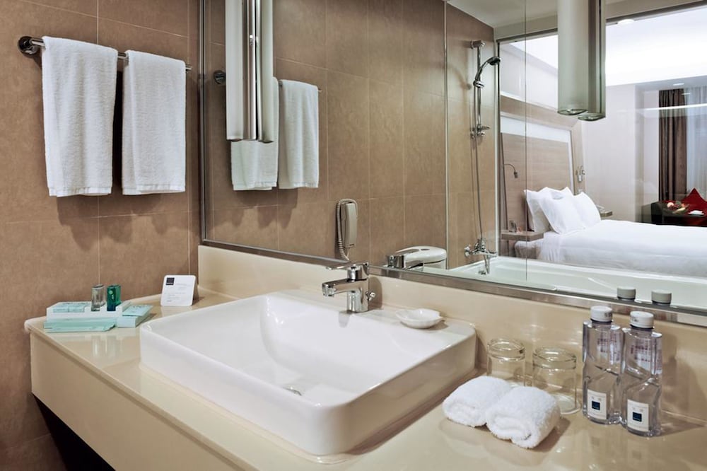 Superior Suite, 1 King Bed - Photo 3