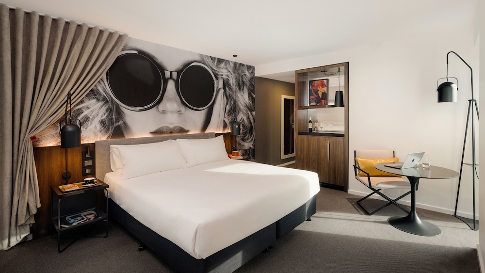 Premium Room, 1 King Bed, City View, Corner - Photo 3