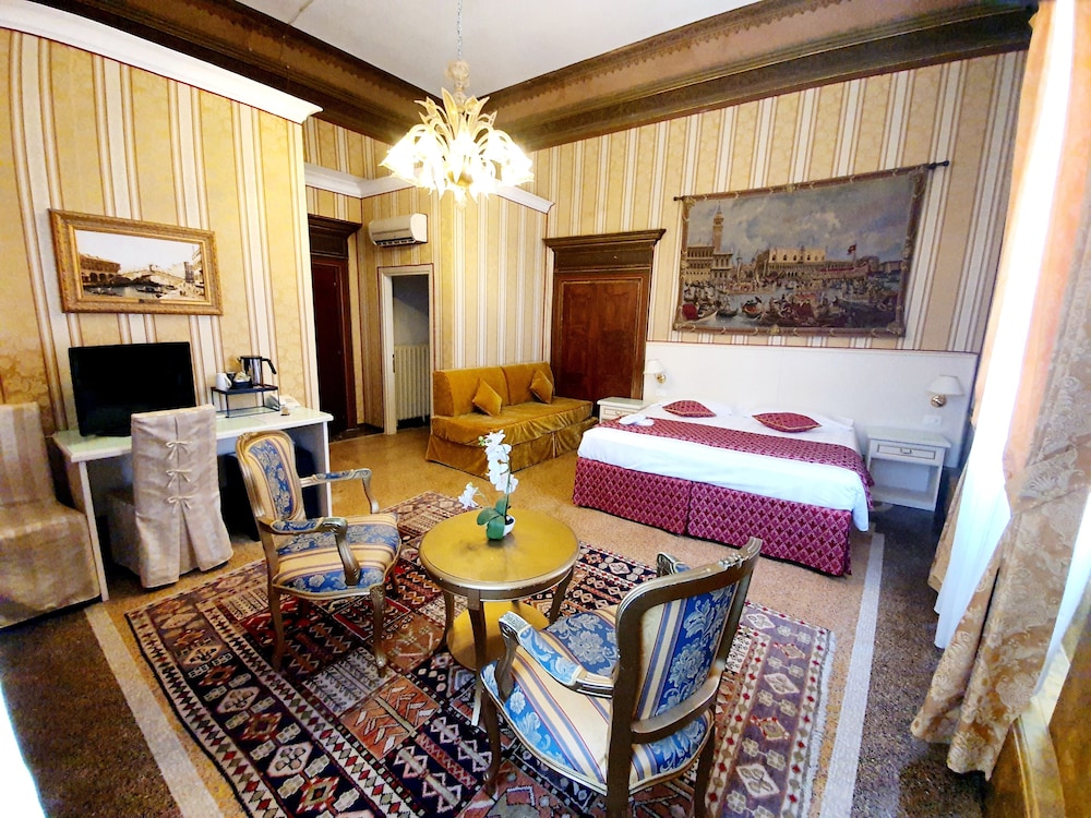 Superior Double Room, Canal View photo 1