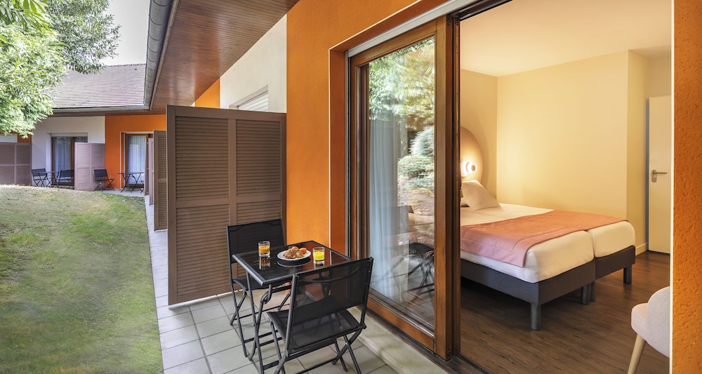 Standard Room, 1 Queen Bed, Non Smoking, Terrace - Photo 10