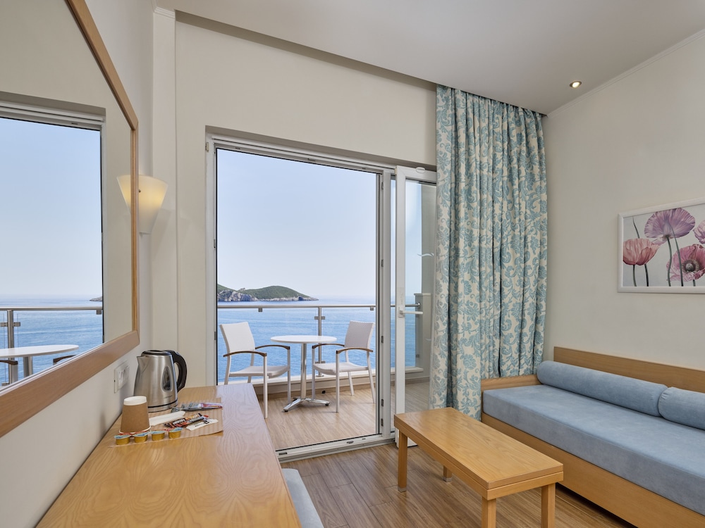 Superior Double or Twin Room (East Side Open Sea View) photo 2