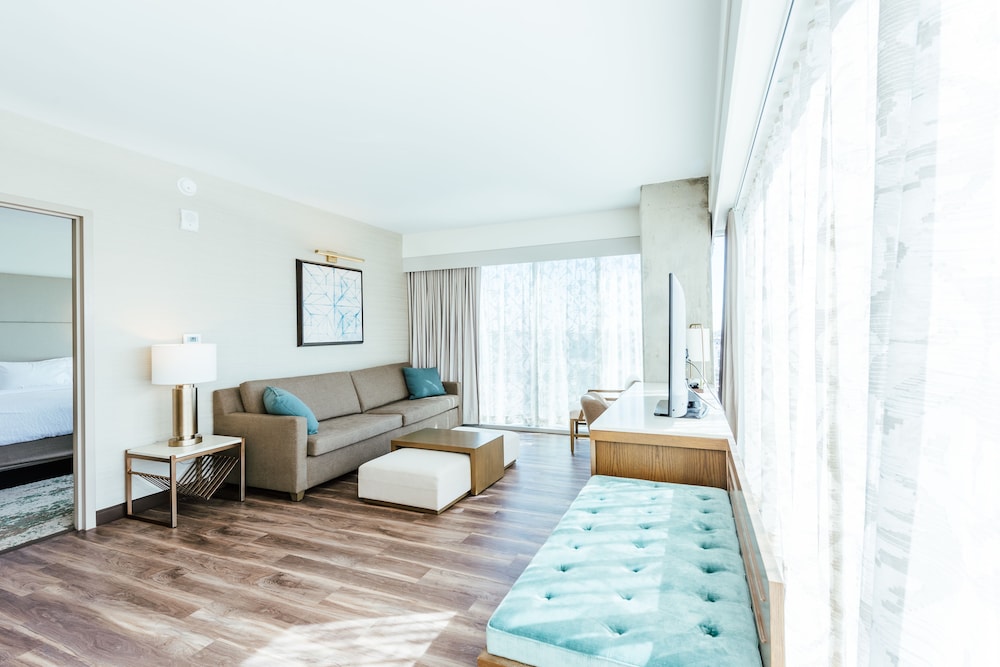 Suite, 1 Bedroom, Accessible (Roll-In Shower) thumbnail 6