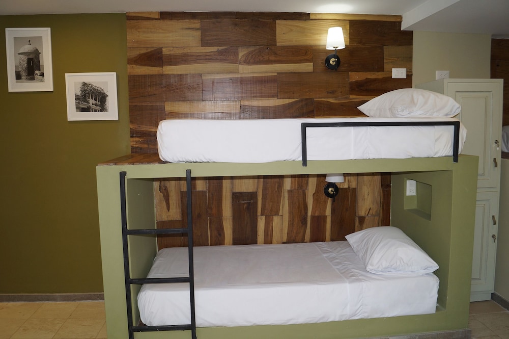 Basic Twin Room, 2 Double Beds, Ensuite photo 2