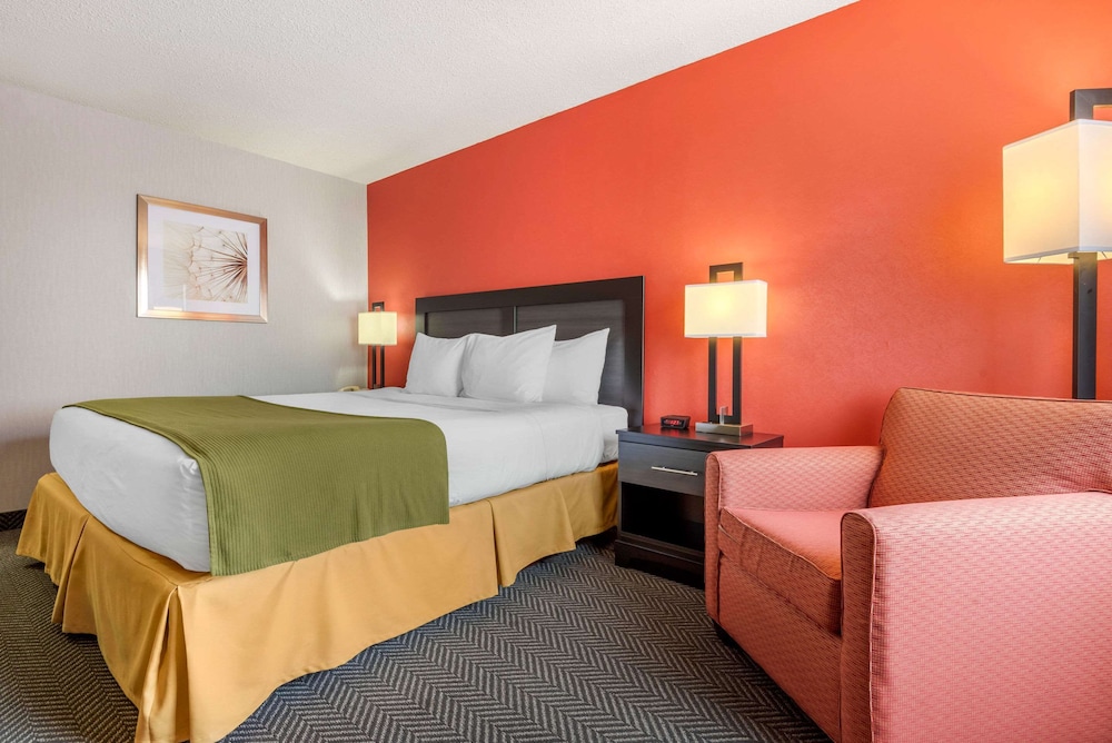 Standard Room, 1 King Bed, Non Smoking - Photo 3