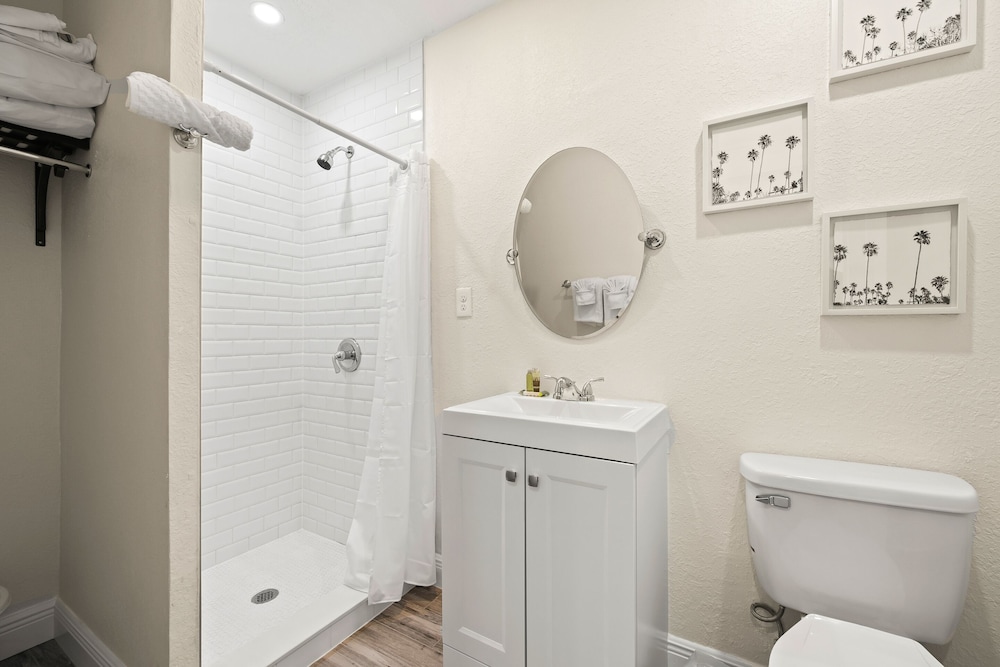 Suite - Photo 19
