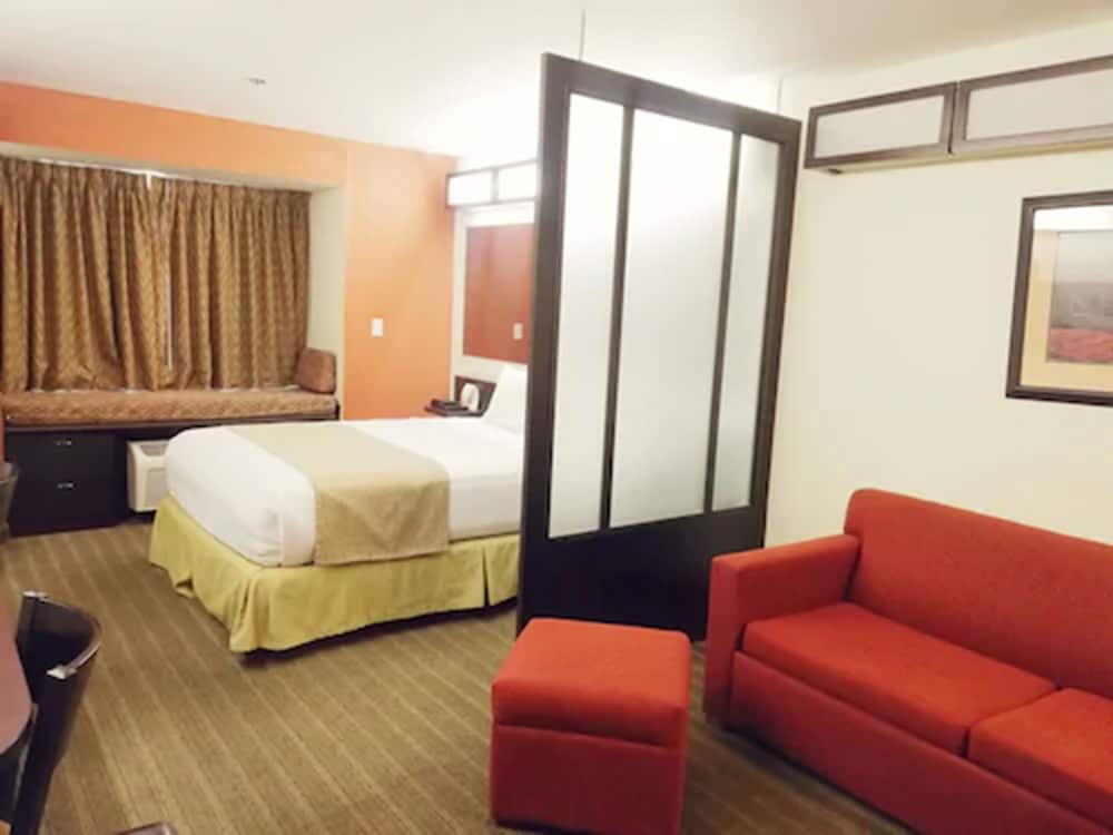 Suite, 1 Queen Bed, Smoking - Photo 2