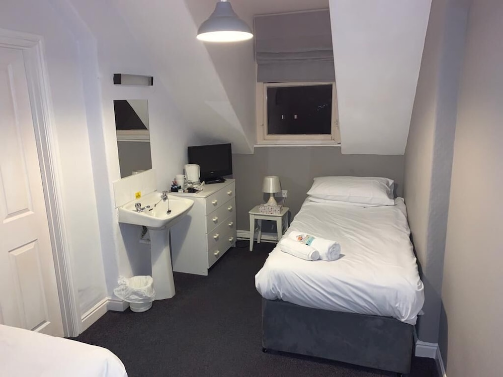 Basic Twin Room, Shared Bathroom