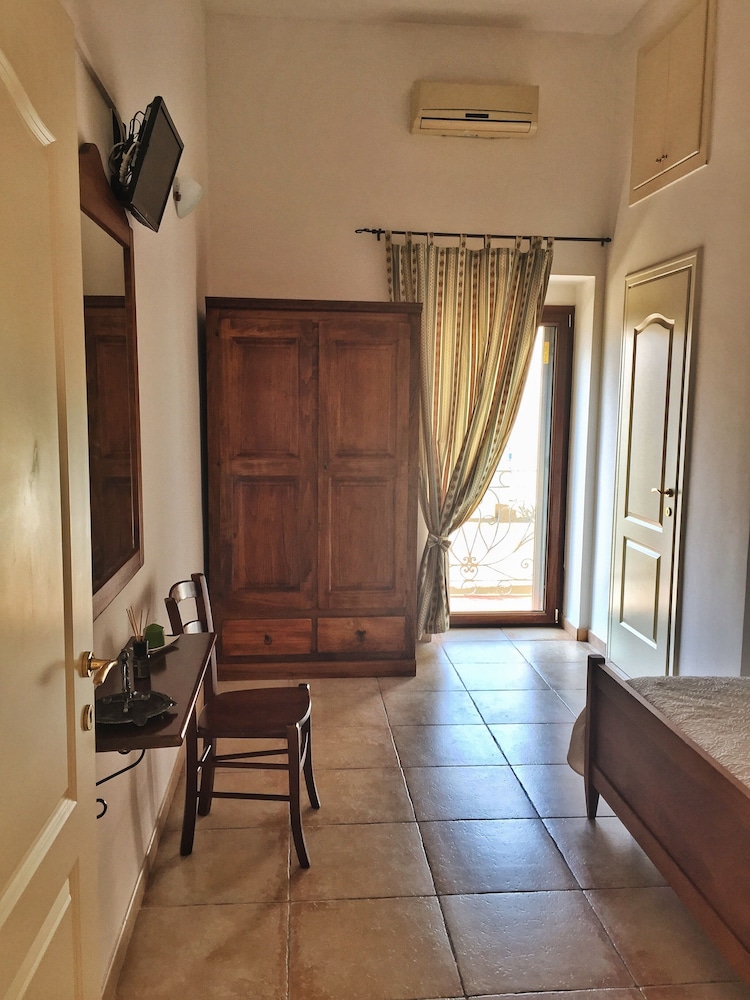 Traditional Triple Room (Federico II) photo 2