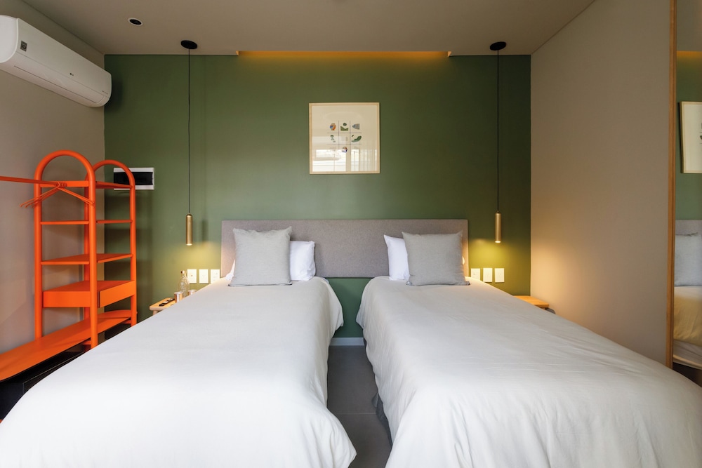 Standard Room, 1 Queen Bed photo 2