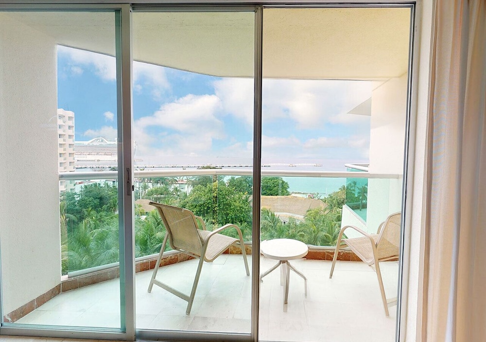 Deluxe Superior Ocean View - Photo 3