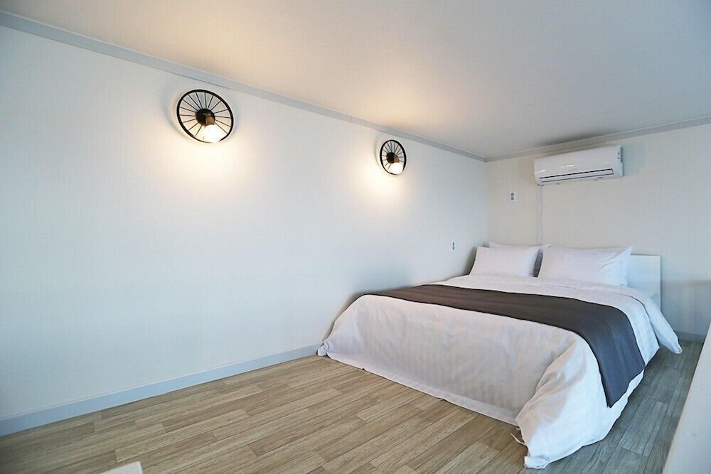 Room (301) - Photo 4