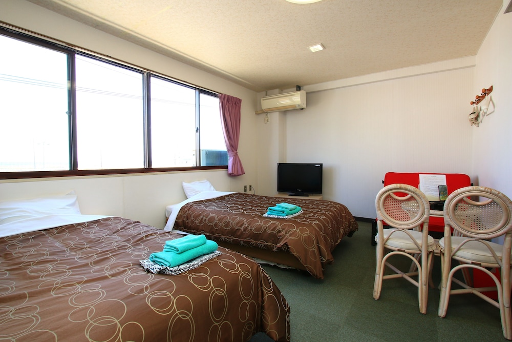 Twin Room, Smoking