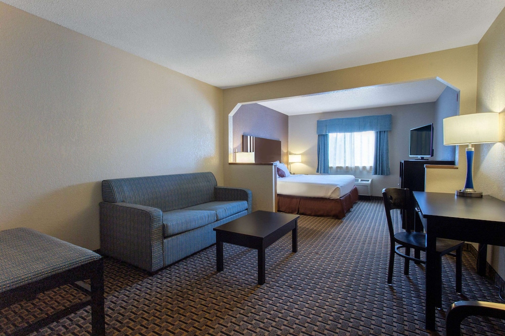 Suite, 1 King Bed, Non Smoking - Photo 3