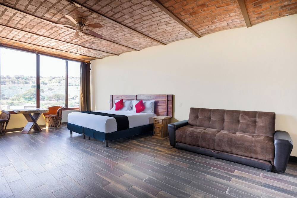 Deluxe Room, 1 King Bed photo 1
