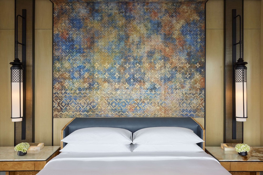 Suite, 1 King Bed - Photo 3