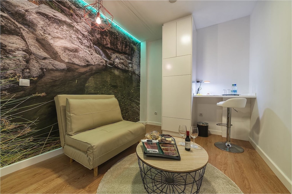 Studio Suite, 1 Queen Bed with Sofa bed thumbnail 5