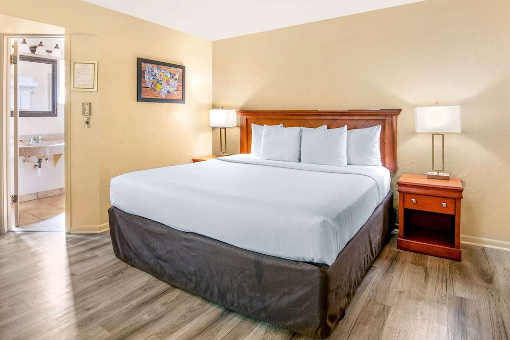 Room, 1 King Bed, Non Smoking - Photo 1