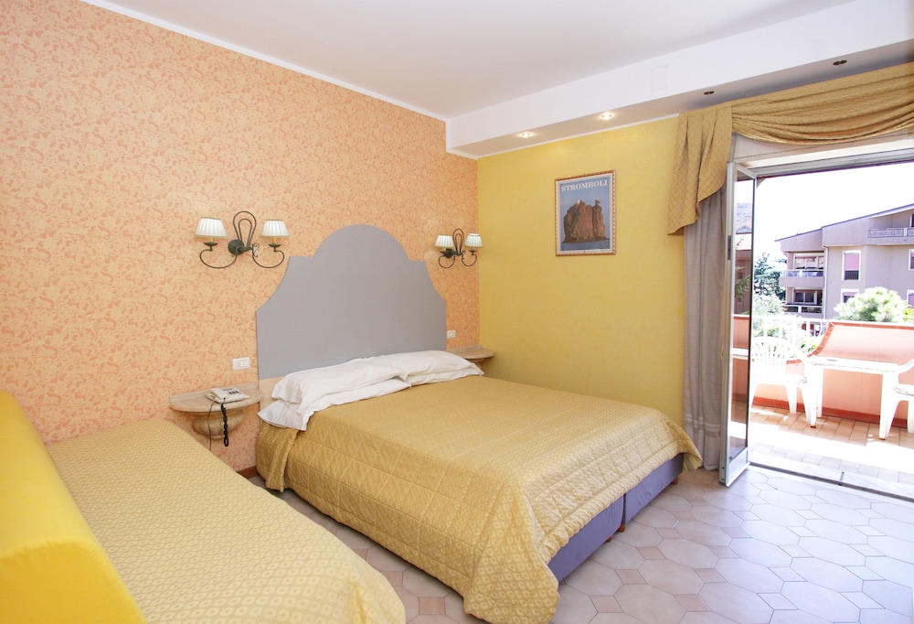 Classic Double Room, Balcony photo 3