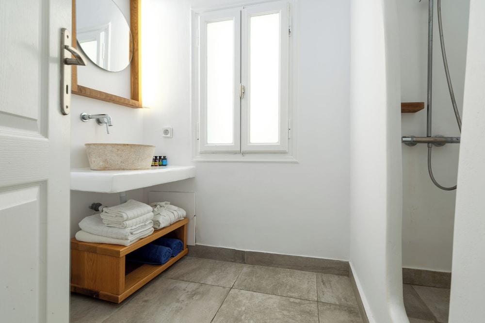 Junior Suite with Hot Tub & Caldera View - Photo 4